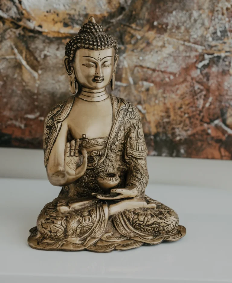 Goldener Buddha in der Praxis für Osteopathie Lechfeld